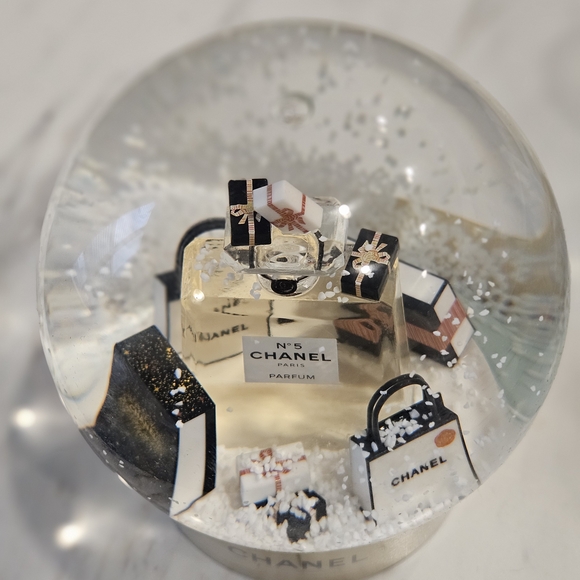 Chanel Snow #5 Gorgeous Snowglobe w/Box - Picture 3 of 9